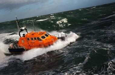Royal National Lifeboat Institution reddingsboot op volle zee voor de kust van Engeland