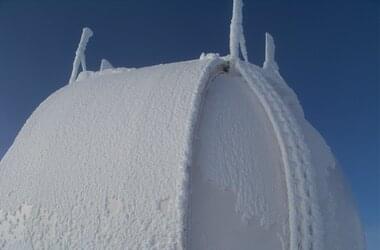 Bevroren observatiekoepel op de top van de Wendelstein berg 