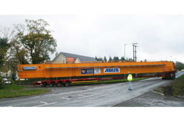Bovenloopkraan met een draagvermogen van 150 ton wordt naar Autolaunch Ltd. vervoerd voor gebruik aldaar