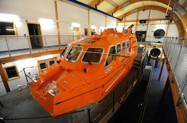 Bouw van een reddingsboot voor de Royal National Lifeboat Institution met behulp van een ABUS-kraan