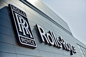 Rolls-Royce logo op het gebouw in Polen