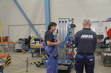 ABUS-kraanmachinist bedient ABUS-kraan in productiehal van bedrijf NedTrain Componenten 