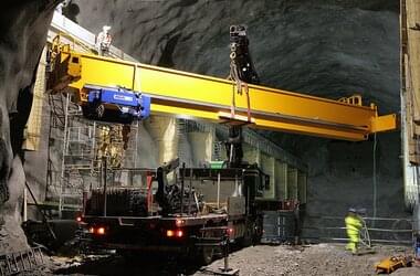 ABUS-kraan met elektrische staaldraadtakel doet zijn werk onder ongewone omstandigheden voor het bedrijf Tatkraft in Oslo, Noorwegen