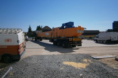 Bovenloopkraan met trolley op weg naar het magazijn van onderdelen van de firma ENERCON in Frankrijk