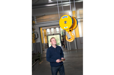 Gelukkige werknemer stuurt een ABUS-kraan in productiehal in Zweden