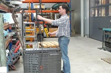 Kraanmachinist van de firma Forthaus bedient een kraan die wordt gebruikt voor het heffen van zware voorwerpen