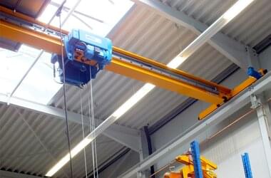 ABUS rolbrug met loopkat met kettingtakel voor gebruik als hefwerktuig in de productiehal van de firma Forthaus