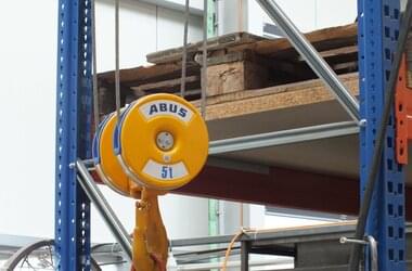 Elektrische kettingtakel met een maximale last van 5 ton transporteert onderdelen van de firma Forthaus