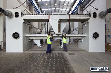 Ingenieurs in de scheepsbouw kijken naar het onderdeel van een schip van de maatschappij IBERCISA