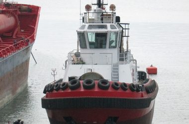 Sanmar sleepboot onderweg op zee 