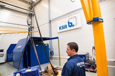 Kolomzwenkkraan voor werkplek met straalmachines en een speciale hogedrukreiniger 