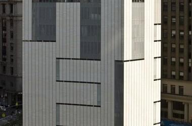 Modern gebouw met glazen gevel van het bedrijf KFK Tehnika