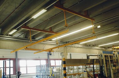 Hangbaansysteem voor de behandeling van de vensters tijdens de productie