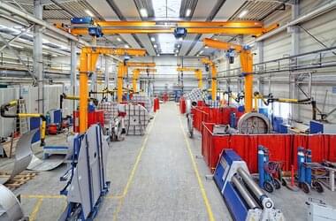 Nieuwe ABUS-kranen met meer hijshoogte en werkruimte in Duits bedrijf