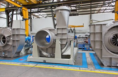 Zwenkkraan met bereik van 5,5 m in bedrijf Piller Blowers & Compressors