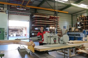 Werknemer werkt met HB-System in Lorenz-schrijnwerkerij in Duitsland