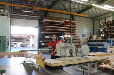 Werknemer werkt met HB-System in Lorenz-schrijnwerkerij in Duitsland