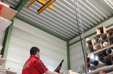 Hangbaansysteem met elektrisch kettingtakel ABUCompact GM2 in Duitse timmermanswerkplaats