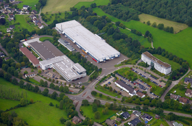 Luchtfoto van de hoofdvestiging van ABUS Kransysteme GmbH met productiehal van bovenloopkranen en onderdelen in Lantenbach