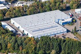 Luchtfoto van het terrein van ABUS Kransysteme GmbH in Marienheide-Rodt met de productiehal voor lichte kranen en het logistieke centrum  