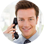 Symbool van een contactpersoon die een telefoongesprek voert 