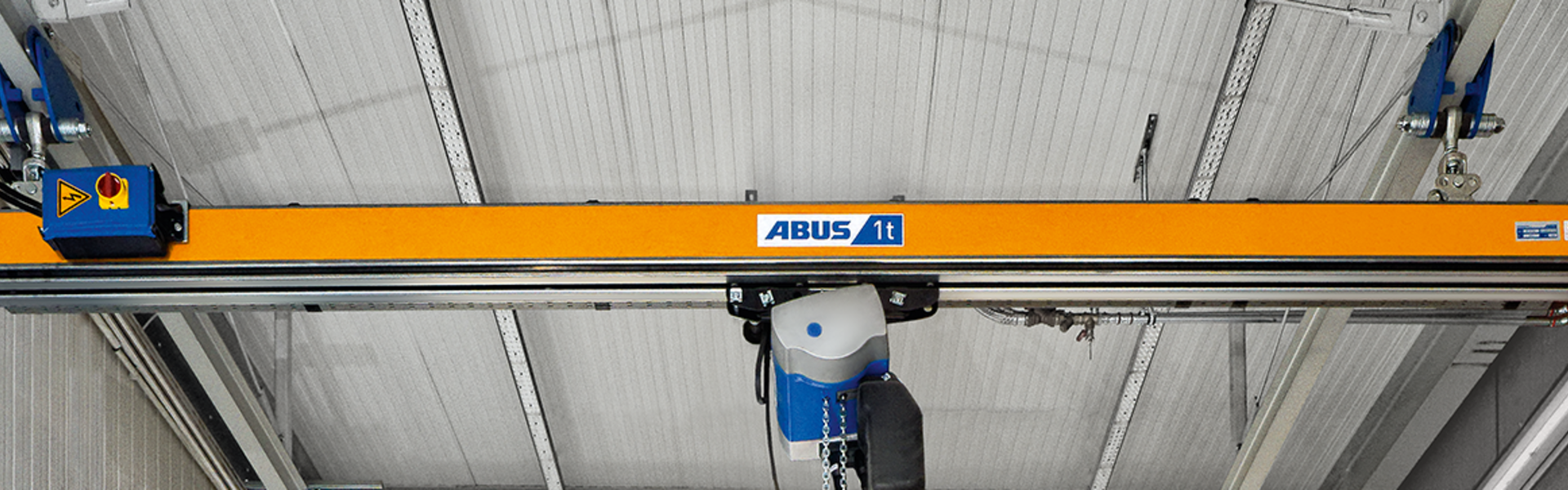 ABUS-enkelliggerkraan EHB-I in een industriële hal voor nauwkeurig hijsen en efficiënt materiaaltransport.