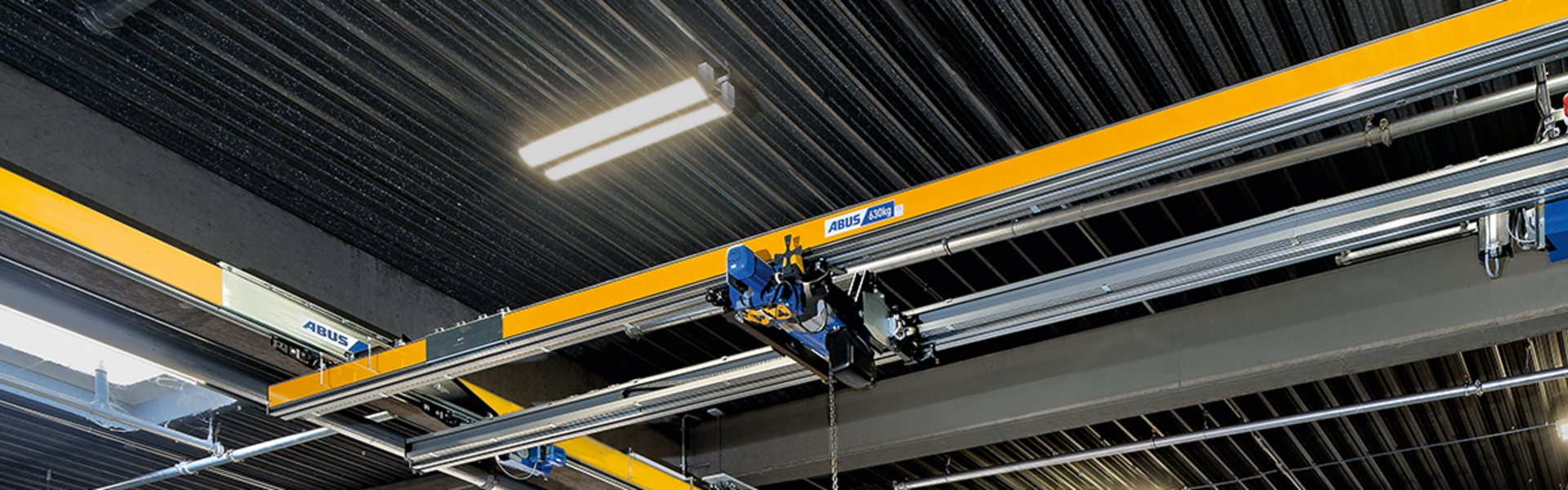 ABUS-hangbaan met dubbele ligger ZHB in een industriële hal voor het veilig vervoeren en hijsen van zware lasten.