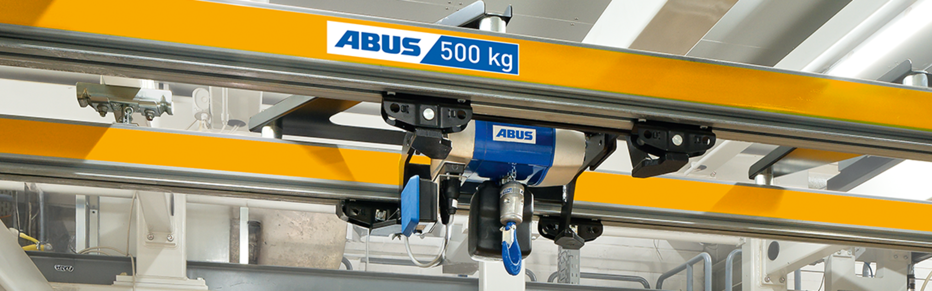 ABUS-monorail met elektrische kettingtakel voor intern materiaaltransport.
