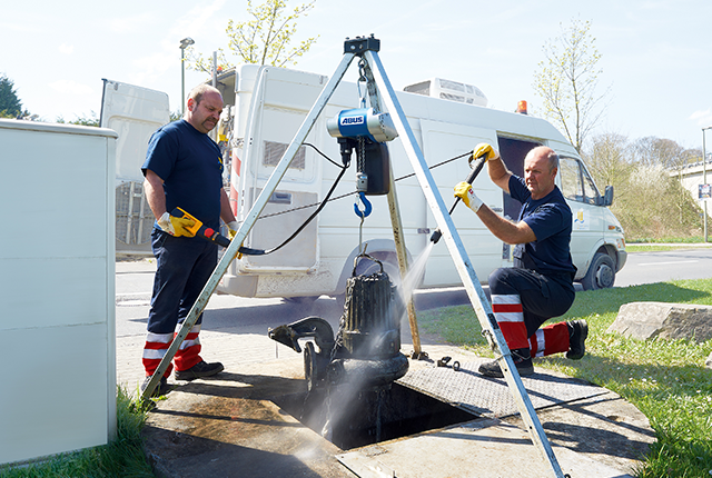 ABUCompact GMC-kettingtakel in mobiel gebruik bij het hijsen van een last bij een schacht