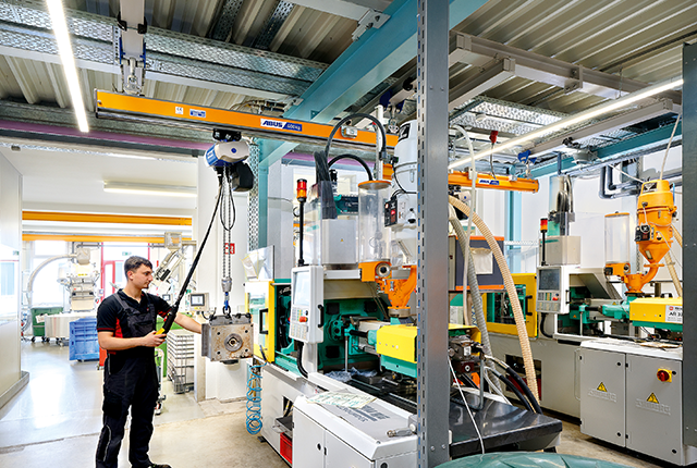ABUCompact GM2-kettingtakel in industrieel gebruik bij een productielijn