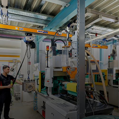 ABUCompact GM2-kettingtakel in industrieel gebruik bij een productielijn
