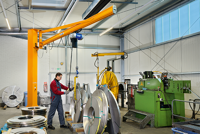 ABUCompact GM4-kettingtakel bij het hijsen van metalen rollen in een productiehal
