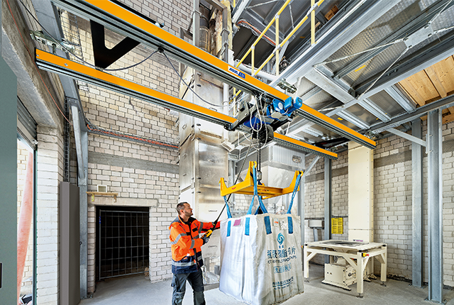 ABUCompact GM6 kettingtakel bij het hijsen van een last stortgoed in een industriële hal