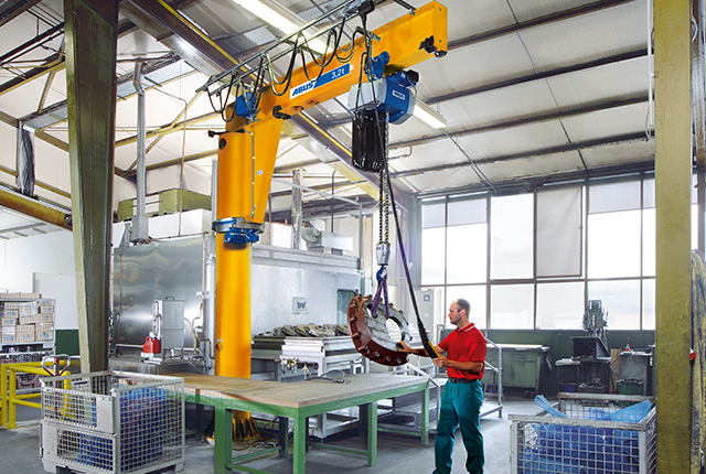 ABUCompact GM8-kettingtakel bij het hijsen van een onderdeel in een productiehal