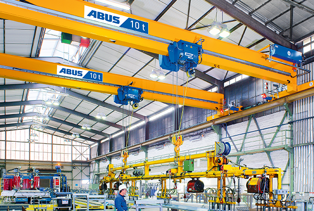 ABUS-enkelbaansloopkranen in een industriële hal met een draagvermogen tot 16 ton en een overspanning tot 39 meter voor een efficiënte materiaalstroom