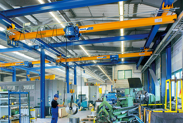 ABUS-bovenloopkranen in een industriële hal met een draagvermogen tot 8 ton en een overspanning tot 25 meter voor ruimtebesparend materiaaltransport.
