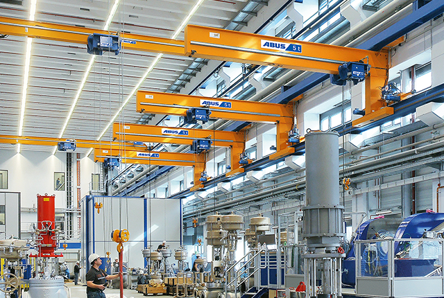 ABUS-wandloopkranen in een industriële hal met een draagvermogen tot 5 ton en een overspanning tot 12 meter voor een efficiënte bediening van meerdere werkplekken.