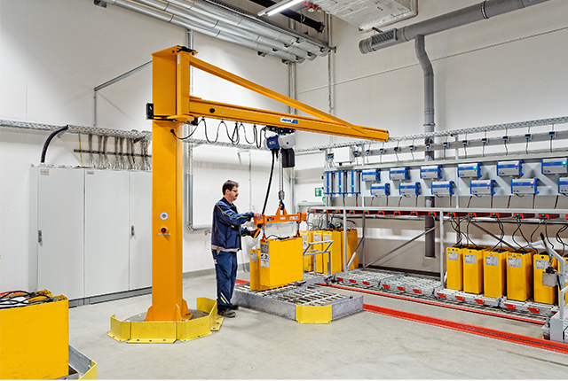 ABUS LS-kolomzwenkkraan voor ergonomische materiaalverwerking op de werkplek.