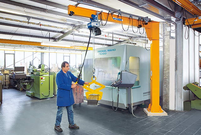 ABUS-kolomzwenkkraan LSX in een productiehal.