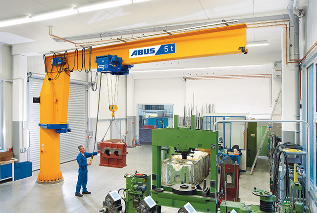 ABUS-kolomzwenkkraan VS in een productiehal.