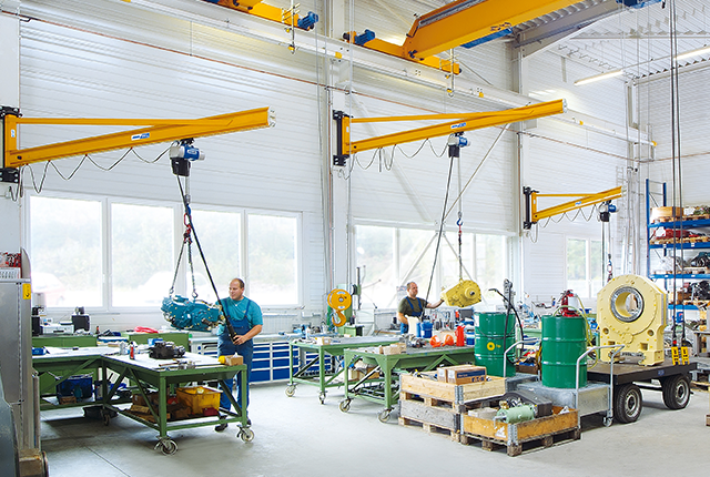 ABUS-wandzwenkkraan LW in een productiehal.