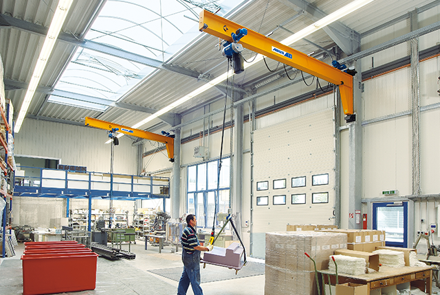 ABUS-wandzwenkkraan VW in een productiehal.