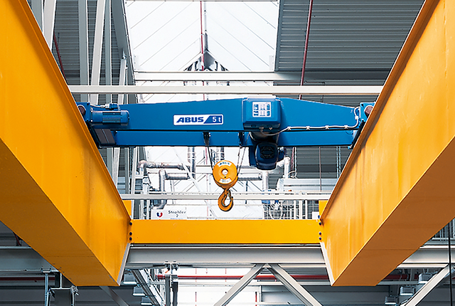 ABUS-dubbelrailloopkat type DQA met een draagvermogen tot 40 ton tussen twee kraanliggers.
